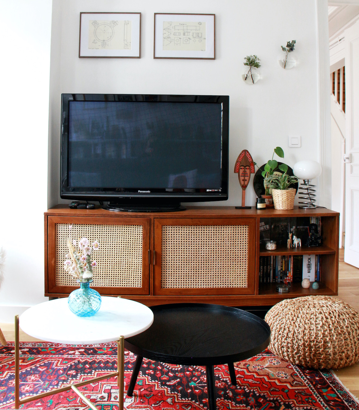 salon meuble tv cannage en bois tapis ethnique rouge table basse ronde