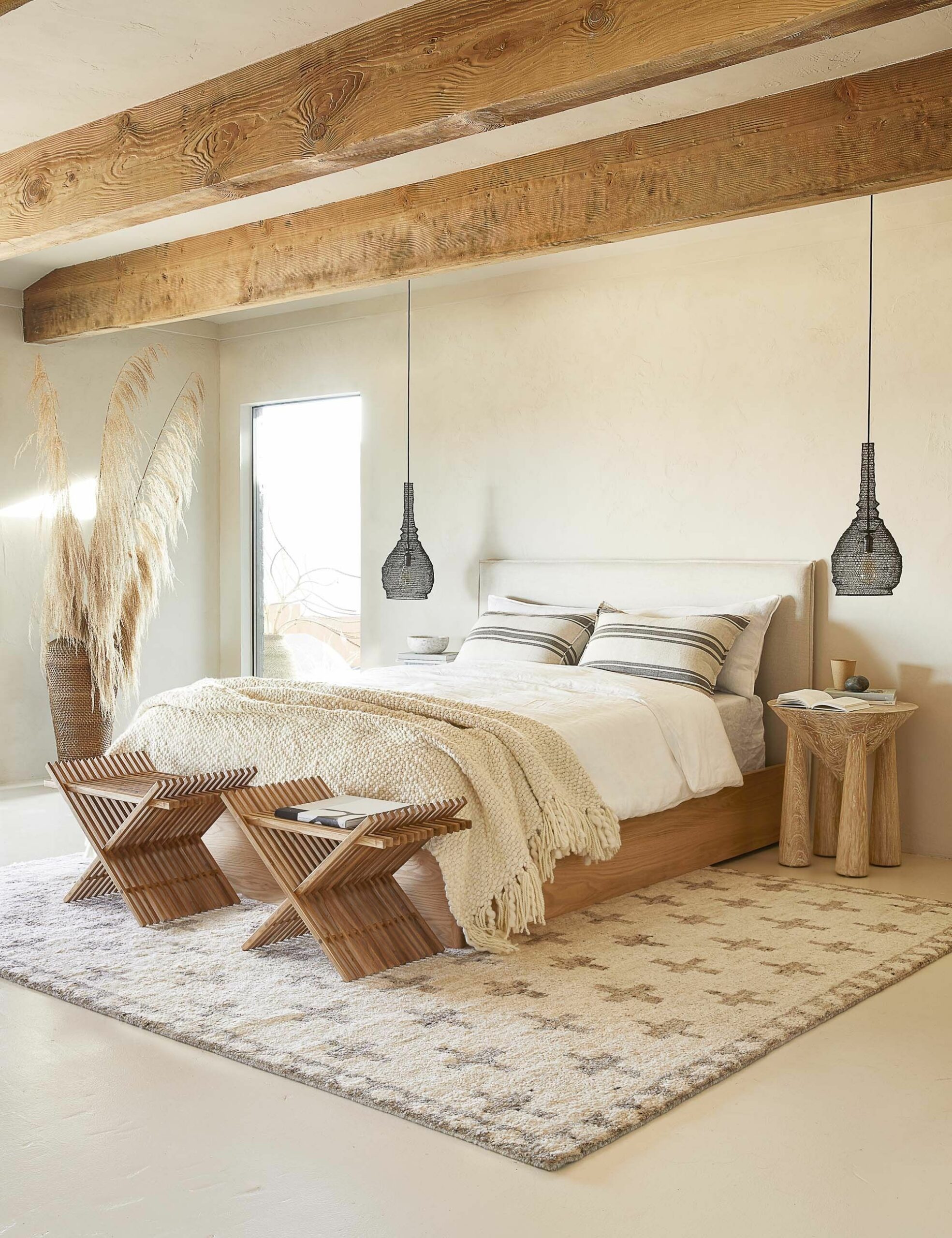 suite parentale déco intérieure champêtre lit en bois poutres apparentes herbes de la pampa clematc