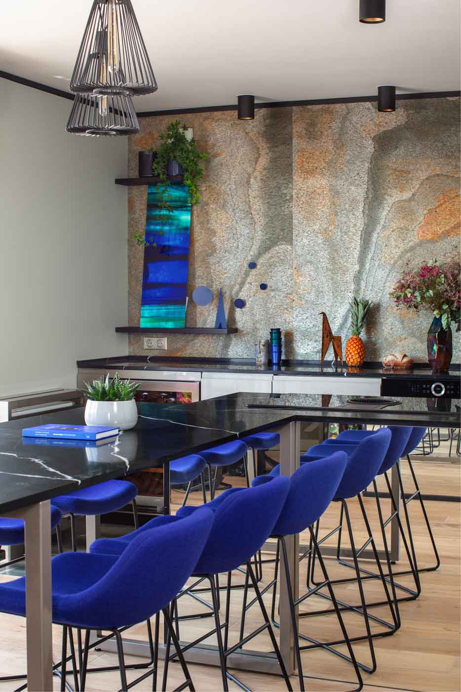 table salle à manger prolongation ilot central marbre noir chaise tabouret bar bleu Klein électrique
