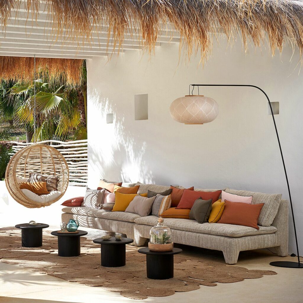 terrasse bohème coussin jaune curry terracotta assortiment canapé gris tapis corde cercle