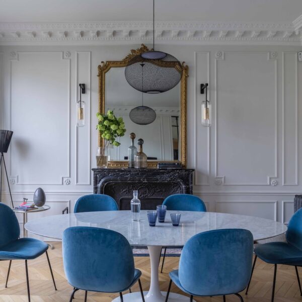 agence Véronique Cotrel salle à manger table ovale Tulip marbre pied centrale chaise velours bleu pied noir