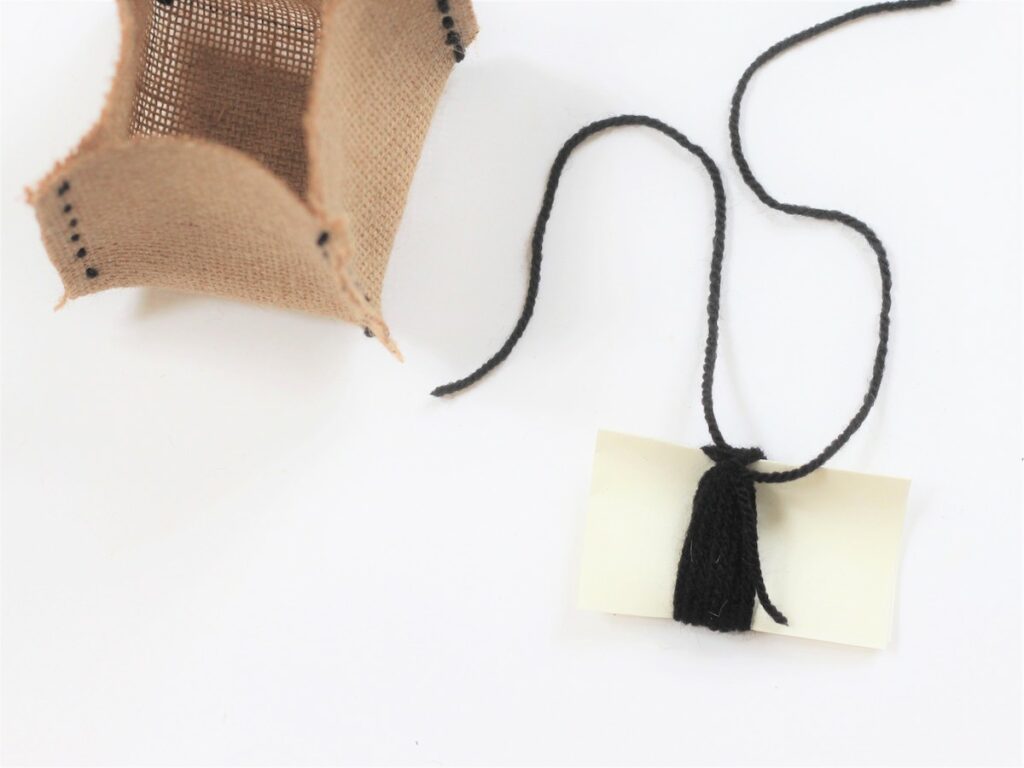 astuce fabriquer pompon laine tuto personnalisation panier toile jute