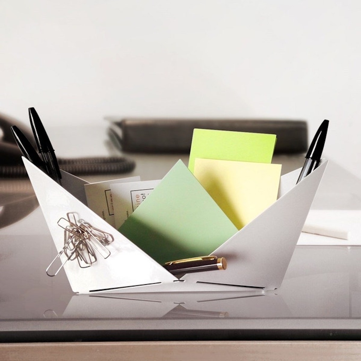 bateau blanc origami vide poche bureau stylo aimante - blog déco - clemaroundthecorner