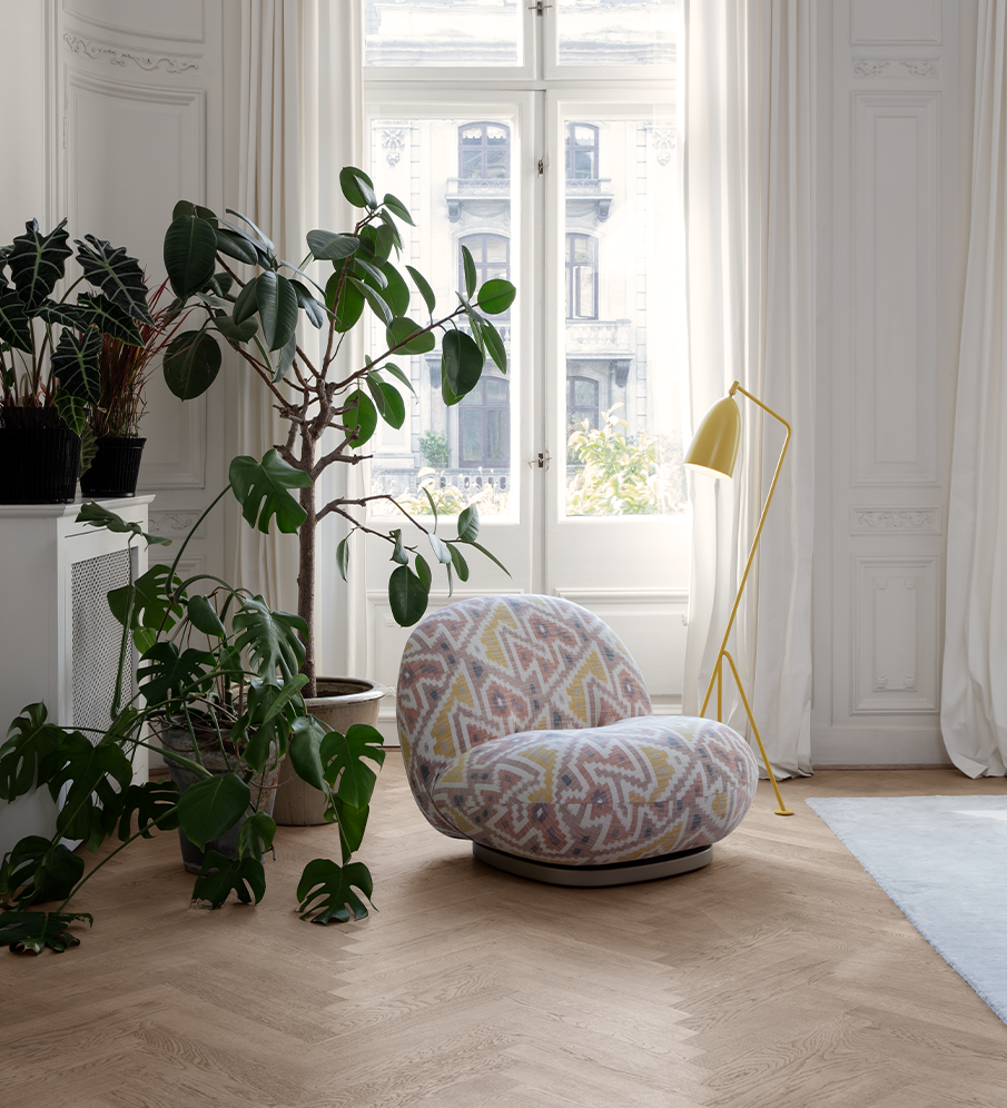 chaise pacha vintage rétro rose jaune pastel salon plante verte appartement parisien blog déco clematc