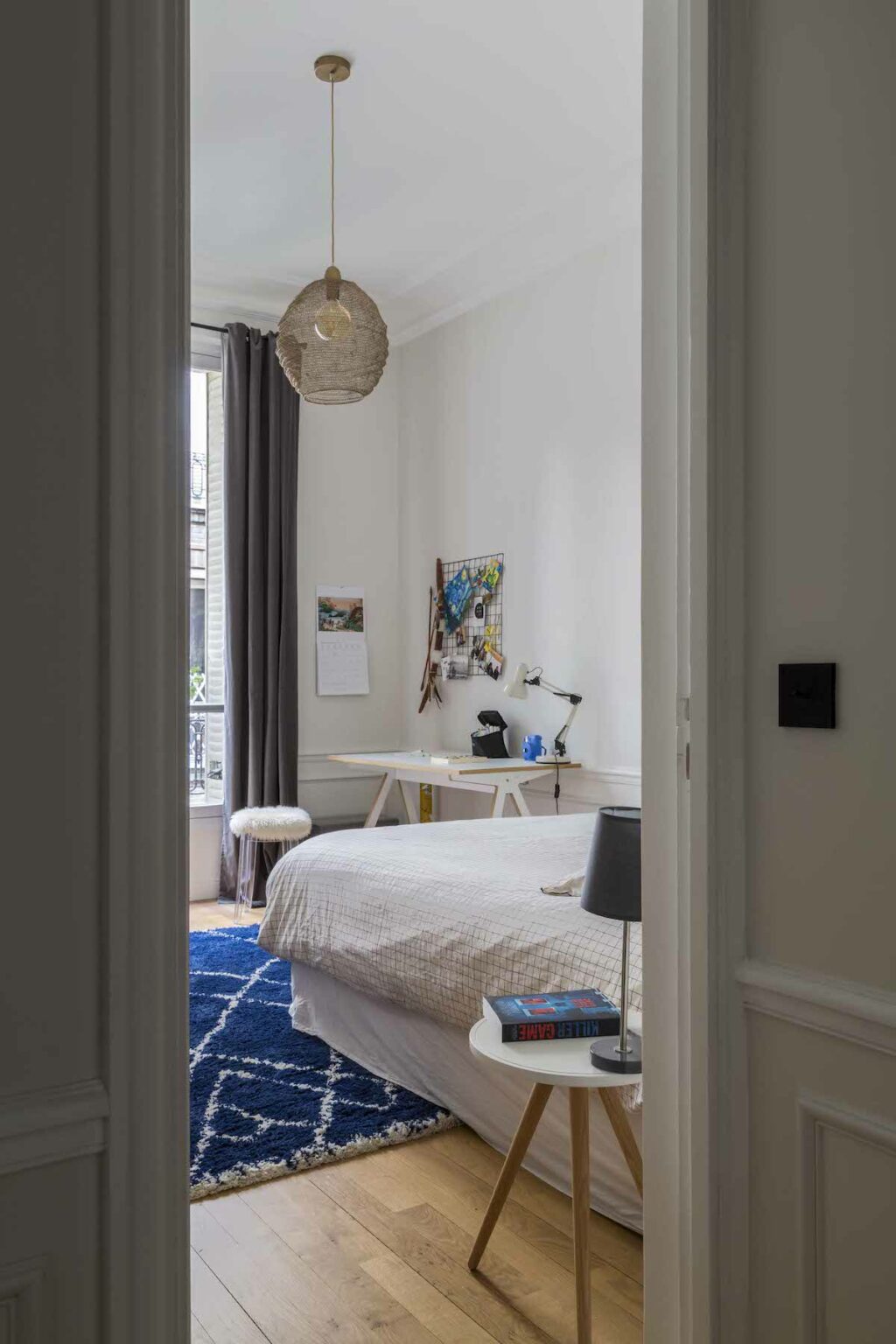 chambre ado housse quadrillée coin bureau pouf chaise fausse fourrure tapis berbère bleu blanc
