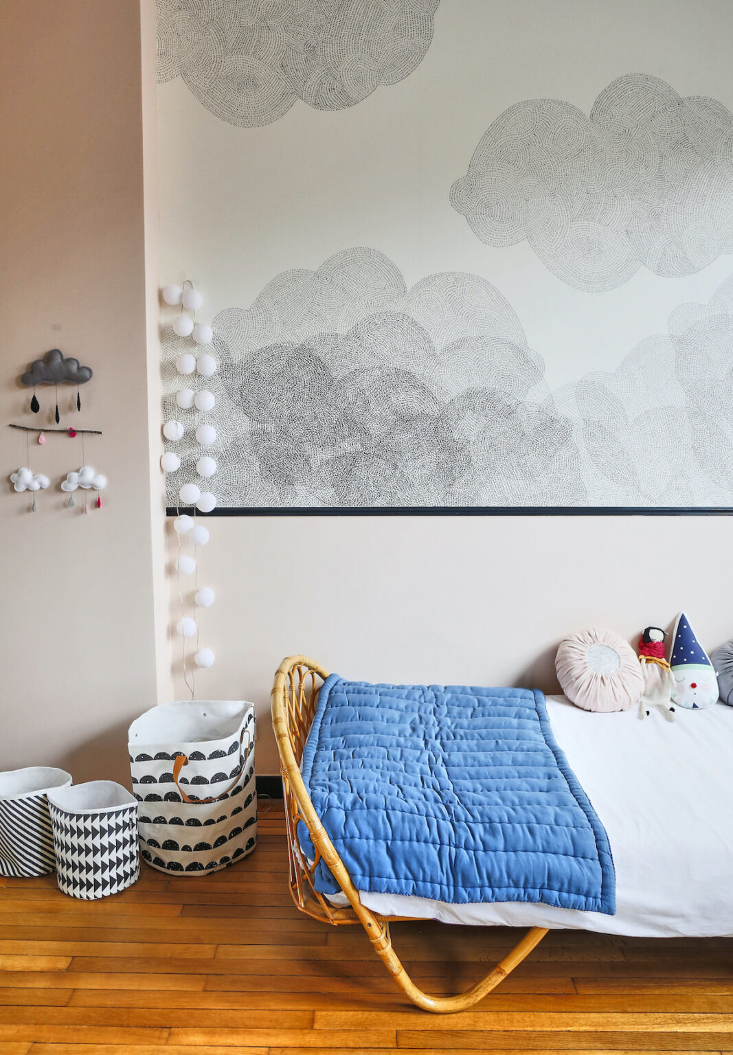chambre bébé lit rotin papier-peint nuage noir blanc peinture rose bonbon