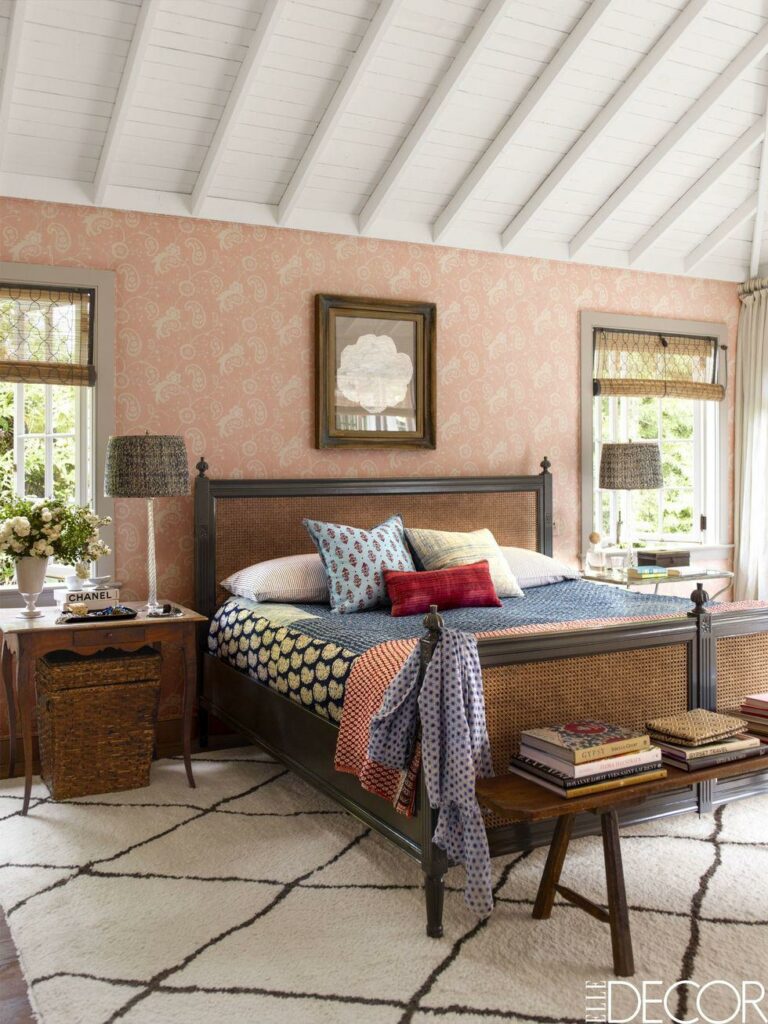 chambre papier peint vieux rose lit cannage marron tapis berbère noir et blanc