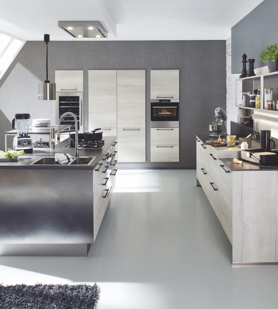 cuisine avec îlot central plan de travail inox meuble bois blanchi table de cuisson centrale