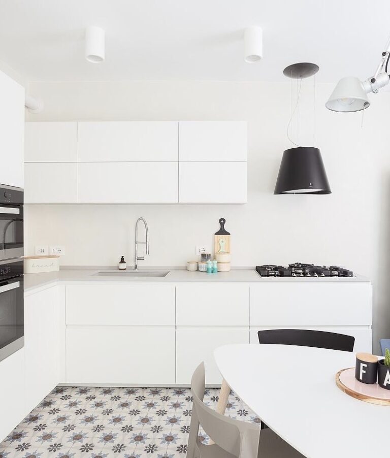 cuisine blanche noir carreaux ciment bleu rosace bordeaux terracotta