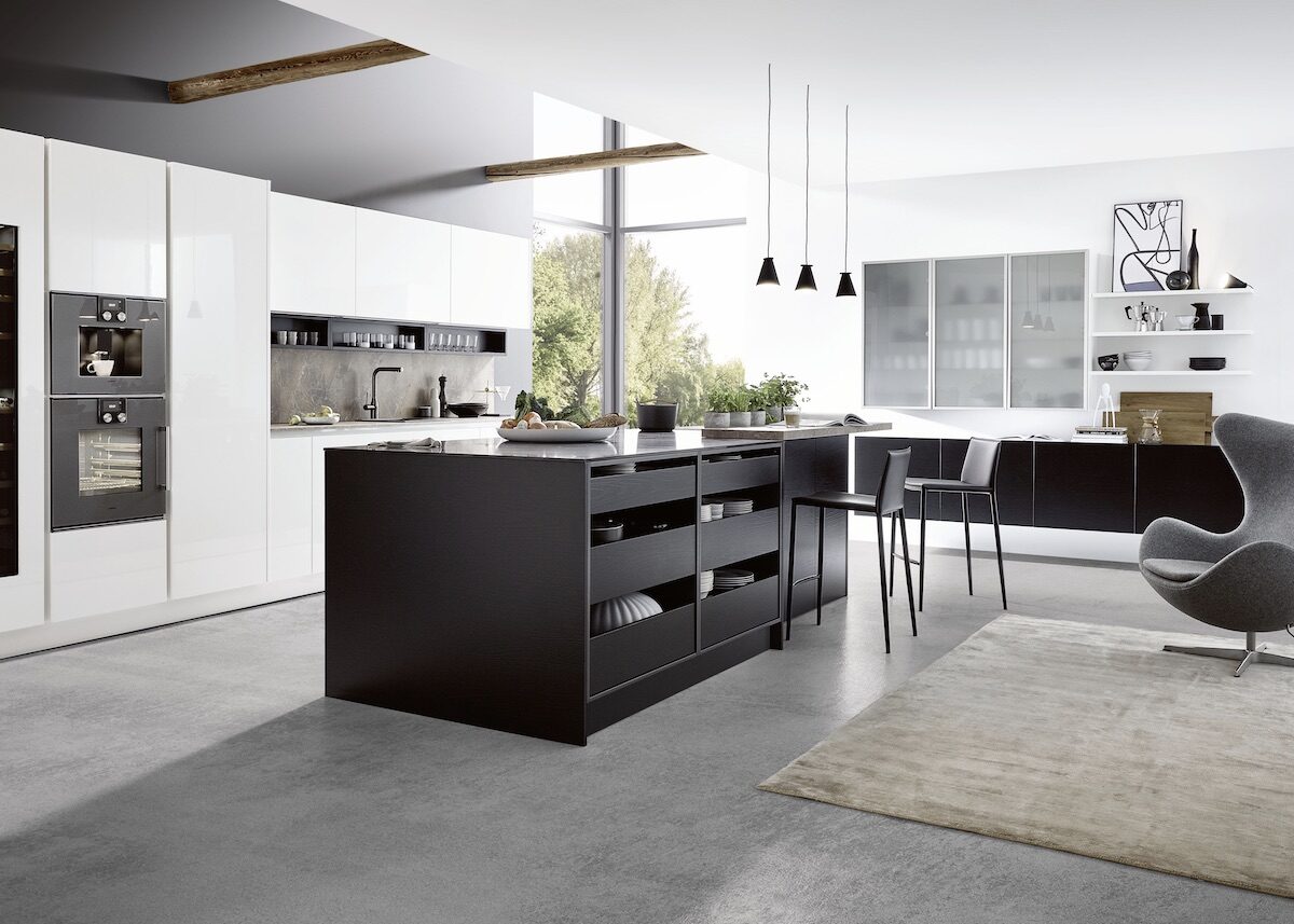 cuisine avec îlot central noir gris plan travail extra fin ouverte salon scandinave design