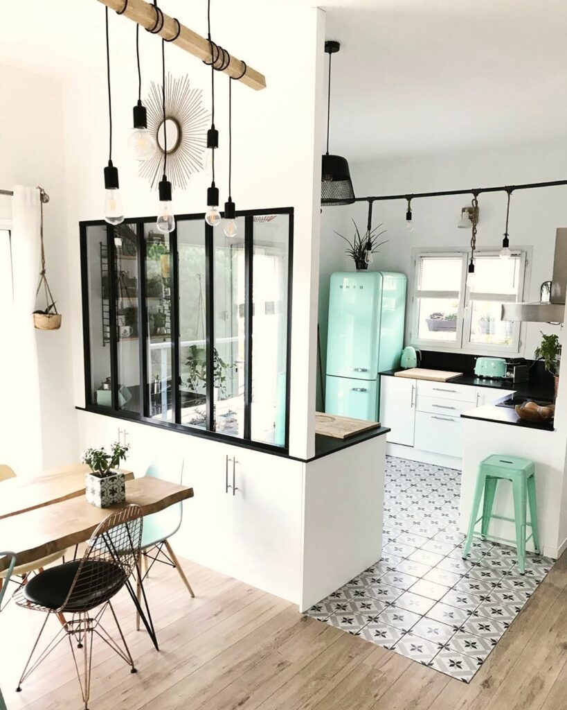 cuisine ouverte carrelage céramique gris suspension bois noir tabouret frigo turquoise