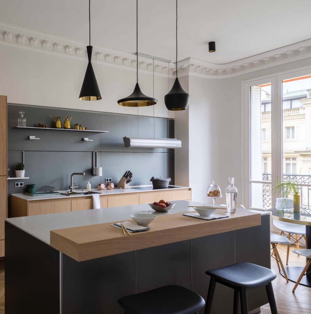 cuisine ouverte noire mat bois plan travail marbre table rond Véronique Cotrel