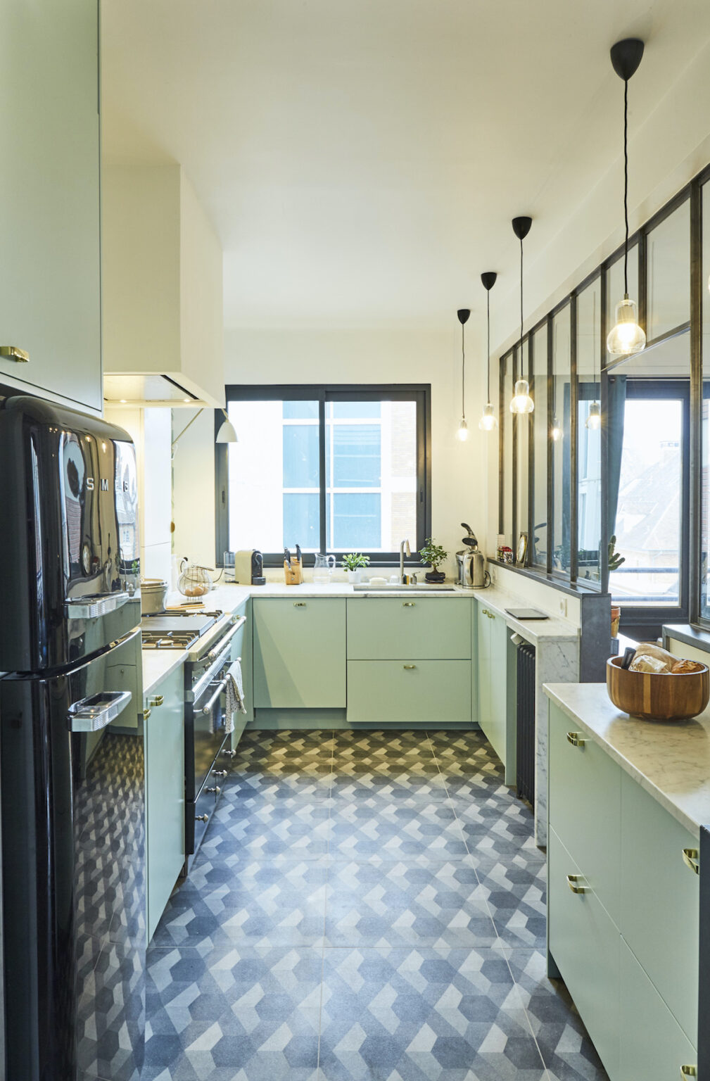 cuisine verte eau noir blanc carrelage damier retro 30s - blog déco - clematc