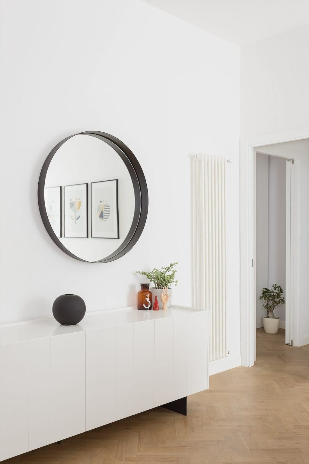 décoration Frascati design italien intérieur parquet bois chevron noir blanc