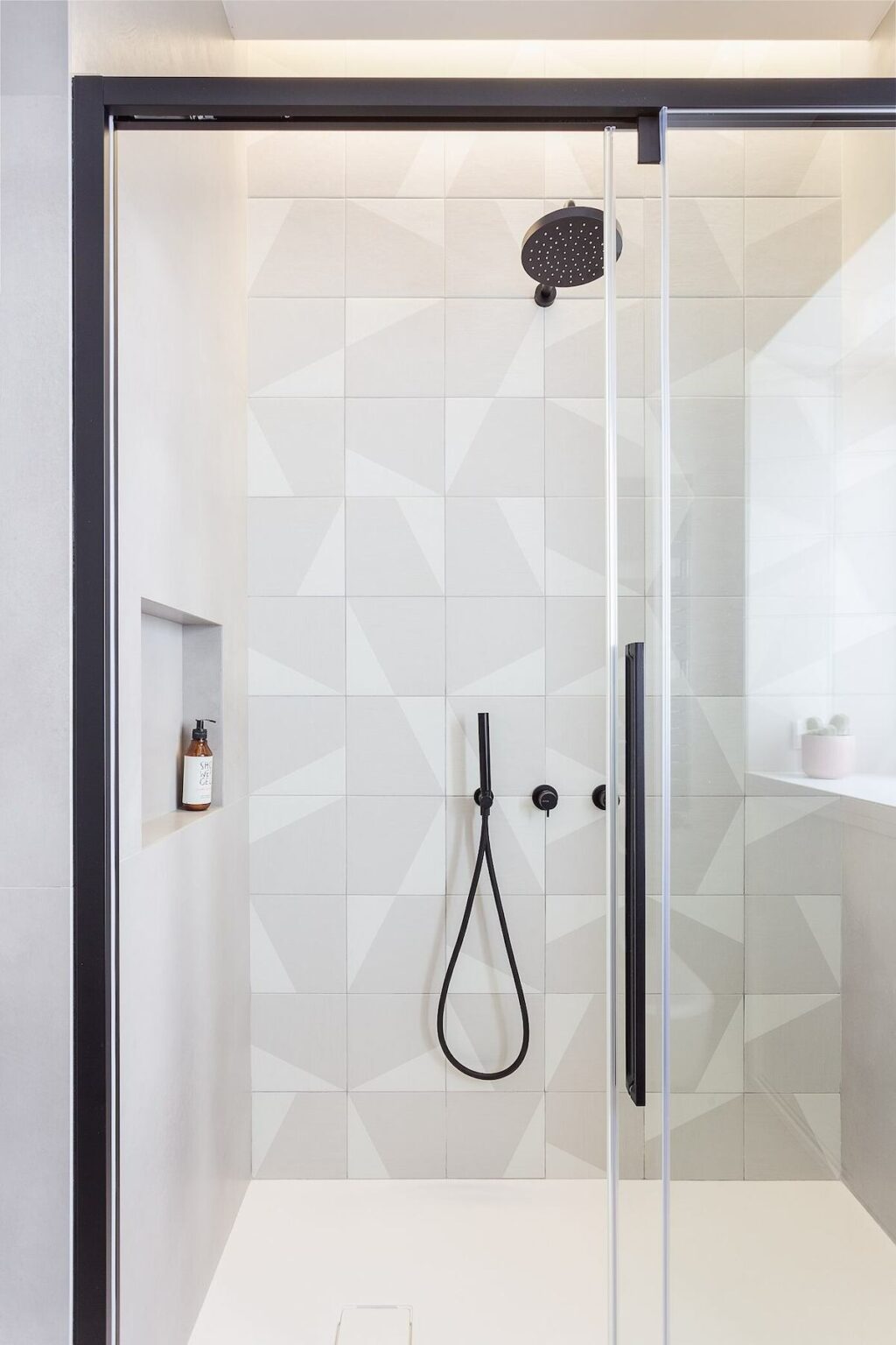 douche italienne grise blanche robinet pommeau noir mat