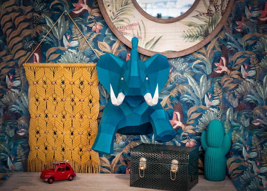 éléphant bleu trophée papier peint fleuri entrée