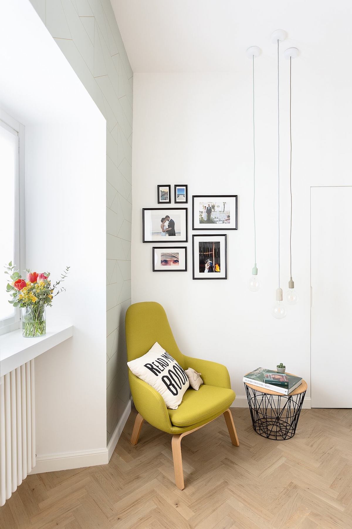 espace lecture fauteuil jaune moutarde papier peint Ferm Living vert pastel motif géométrique doré ligne