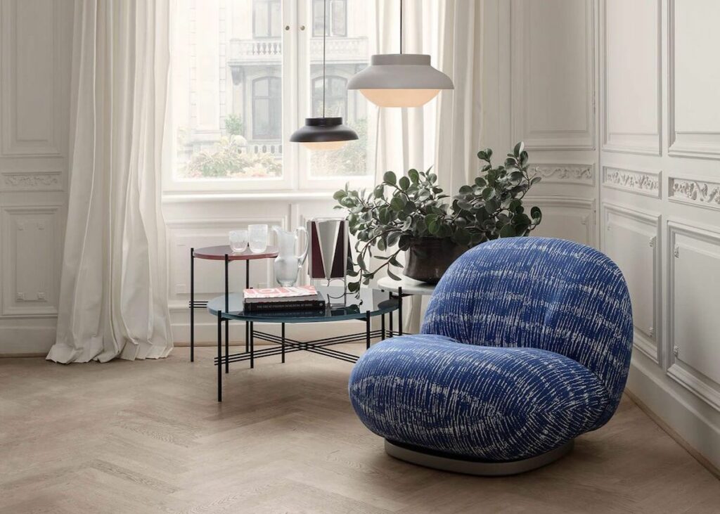 fauteuil contemporain rond bleu blanc déco intérieure appartement parisien table basse ronde