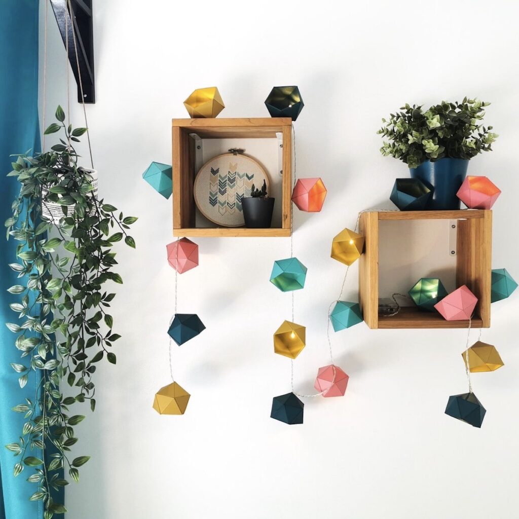 guirlande lumineuse papier coloré étagère bois rideau bleu