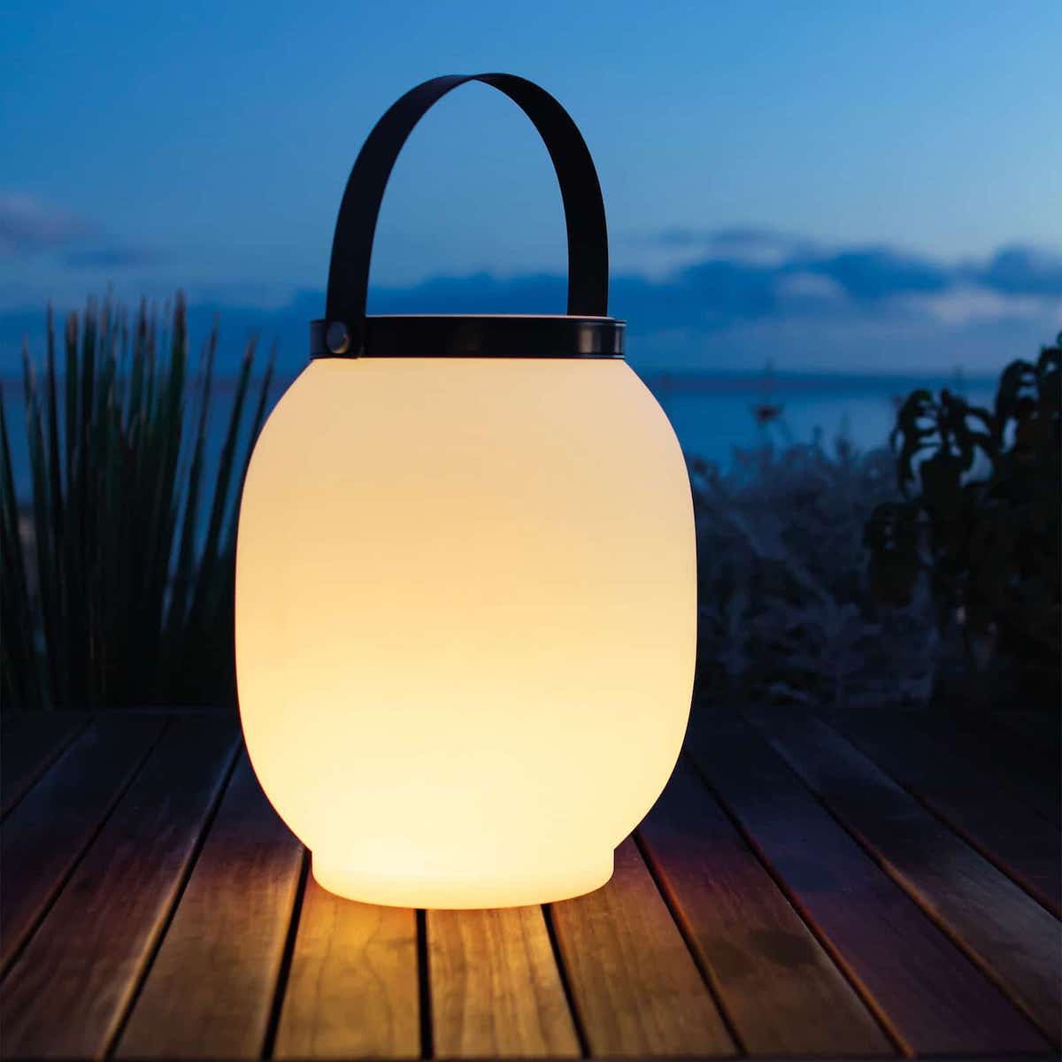 lanterne solaire vela luminaire extérieur design - blog déco - clematc