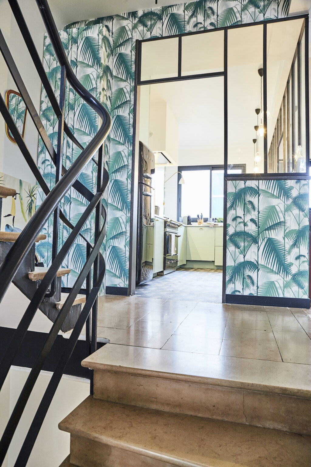 maison paris déco style années 30 verrière papier-peint jungle feuille palmier