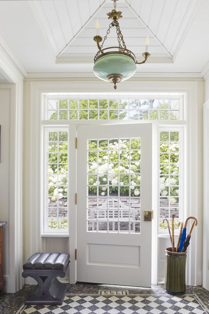 porte entrée vitrée blanche déco lumineuse carrelage losange noir et blanc maison de campagne anglaise