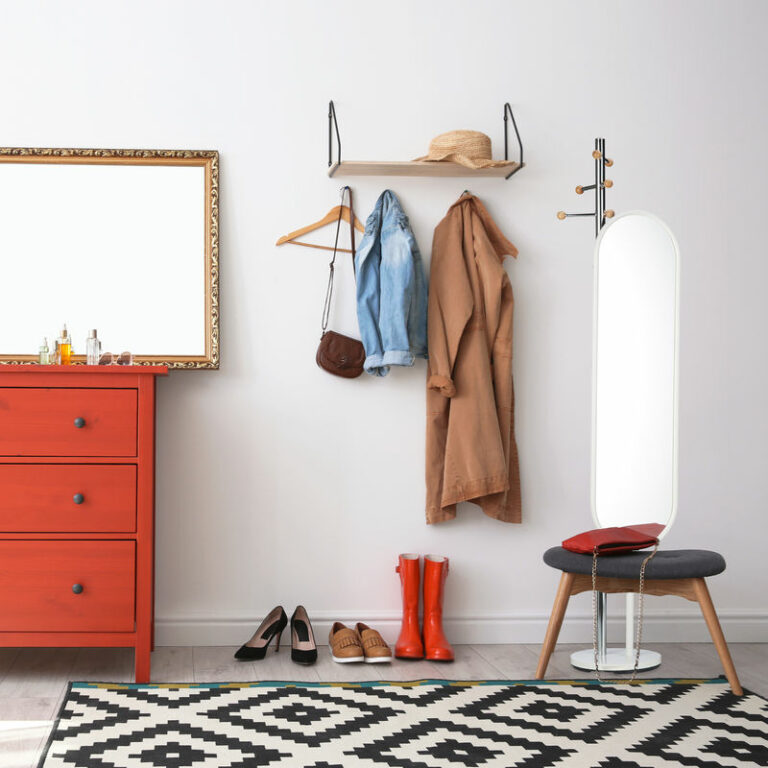 porte manteau miroir pivotant dressing entrée rouge noire commode tapis motif