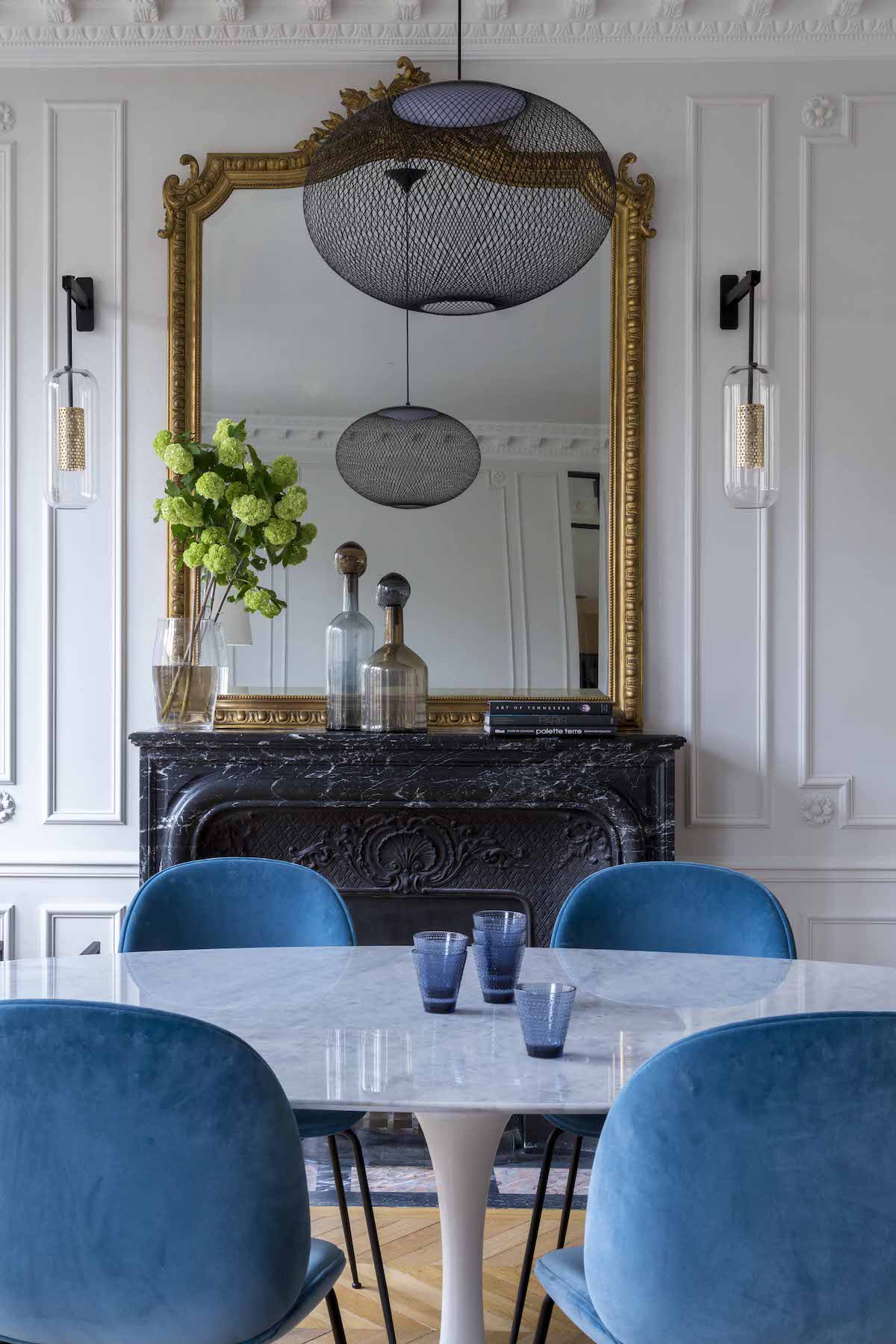 salle à manger décoration Paris Véronique Cotrel cheminée ancienne miroir doré table ronde tulip marbre