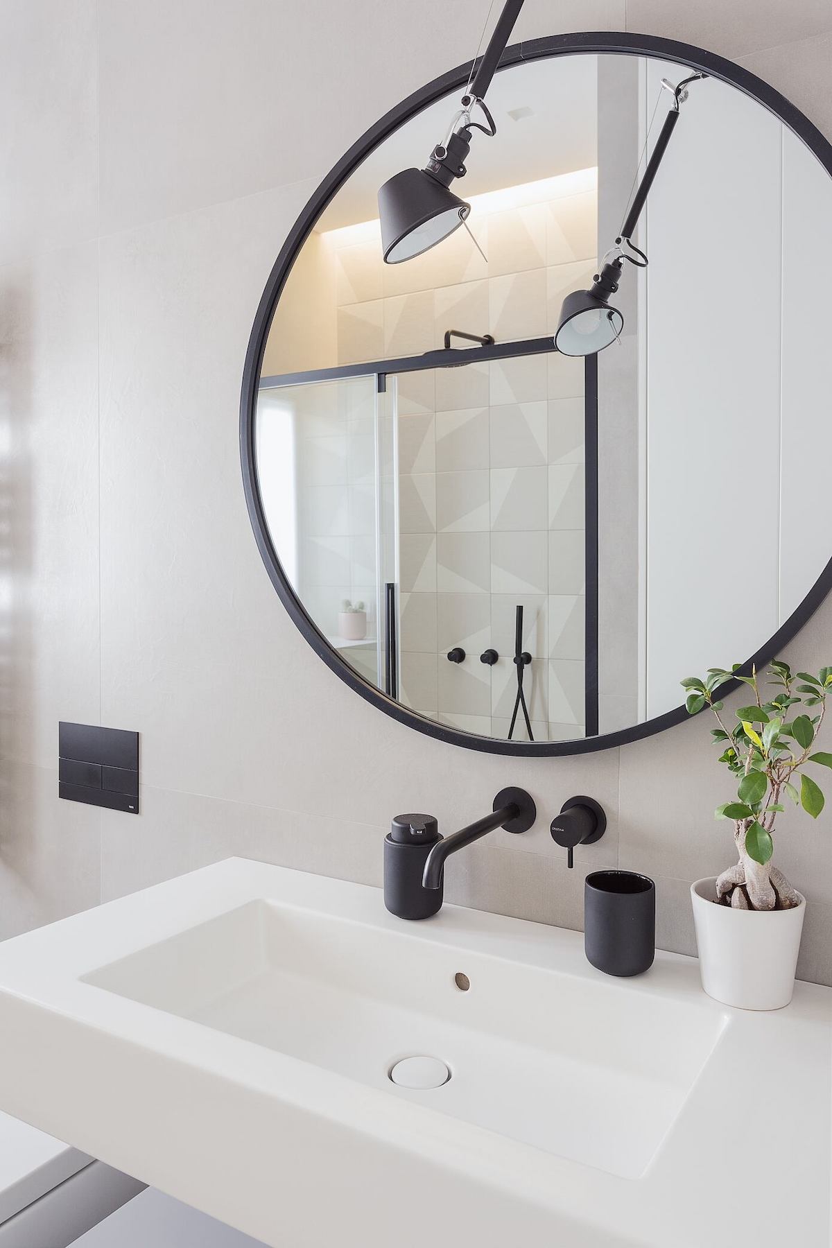 salle de bain blanche noire mat vasque suspendue miroir rond applique industrielle