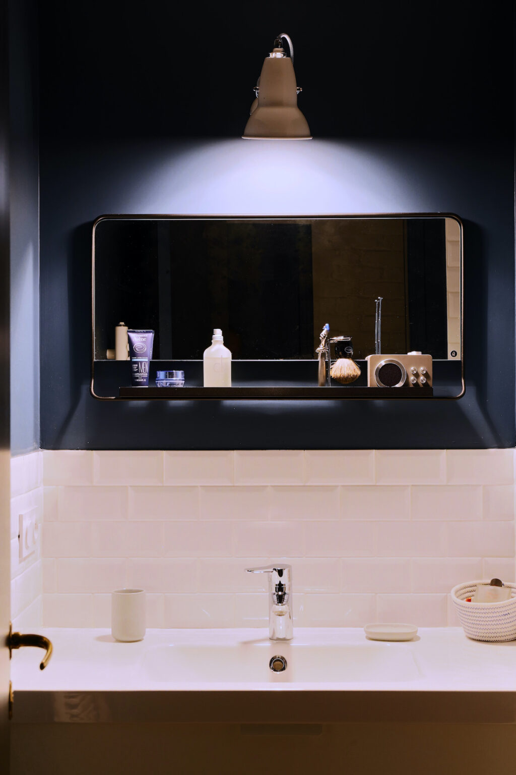 salle de bain noire rose rétro - blog décoration intérieur - clem around the corner