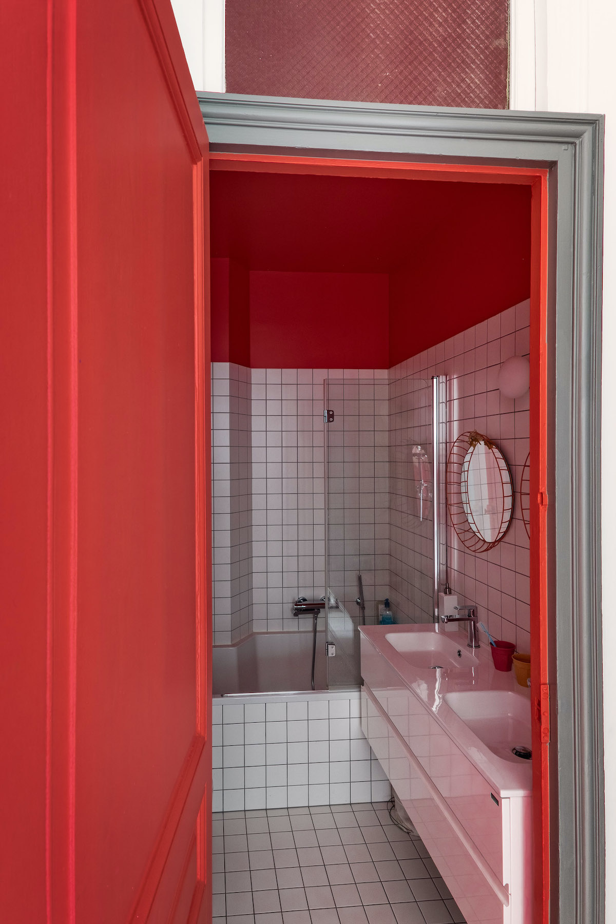 salle de bains enfant carrelage blanc carré joint noir peinture rouge