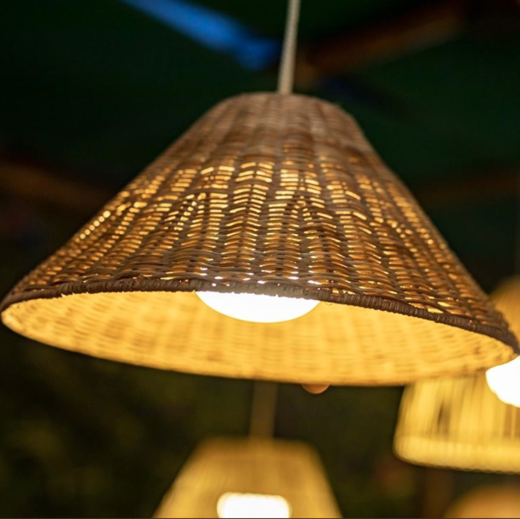 suspension fibres naturelles rechargeable éclairage balcon