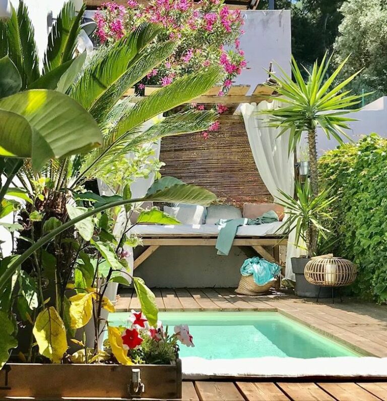 terrasse en bois piscine banquette plantes vertes blog déco clematc