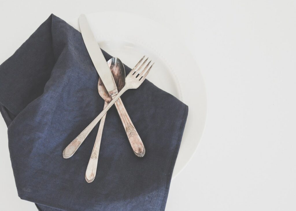 couvert design plateau déco bronze entretien - blog maison - clem around the corner