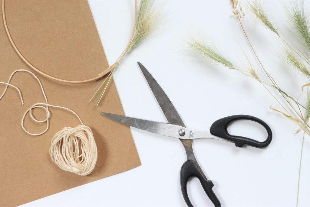 idée déco couronne pompon blé fleur séché - blog clem around the corner