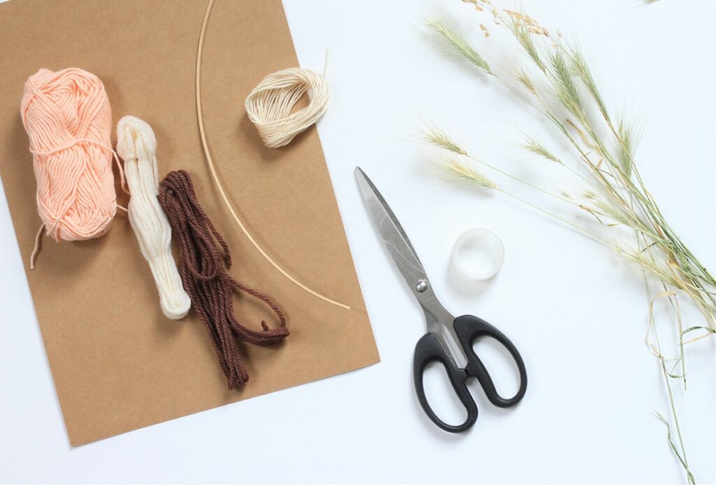 idée décoration murale porte chambre ado fille pompon de laine nature