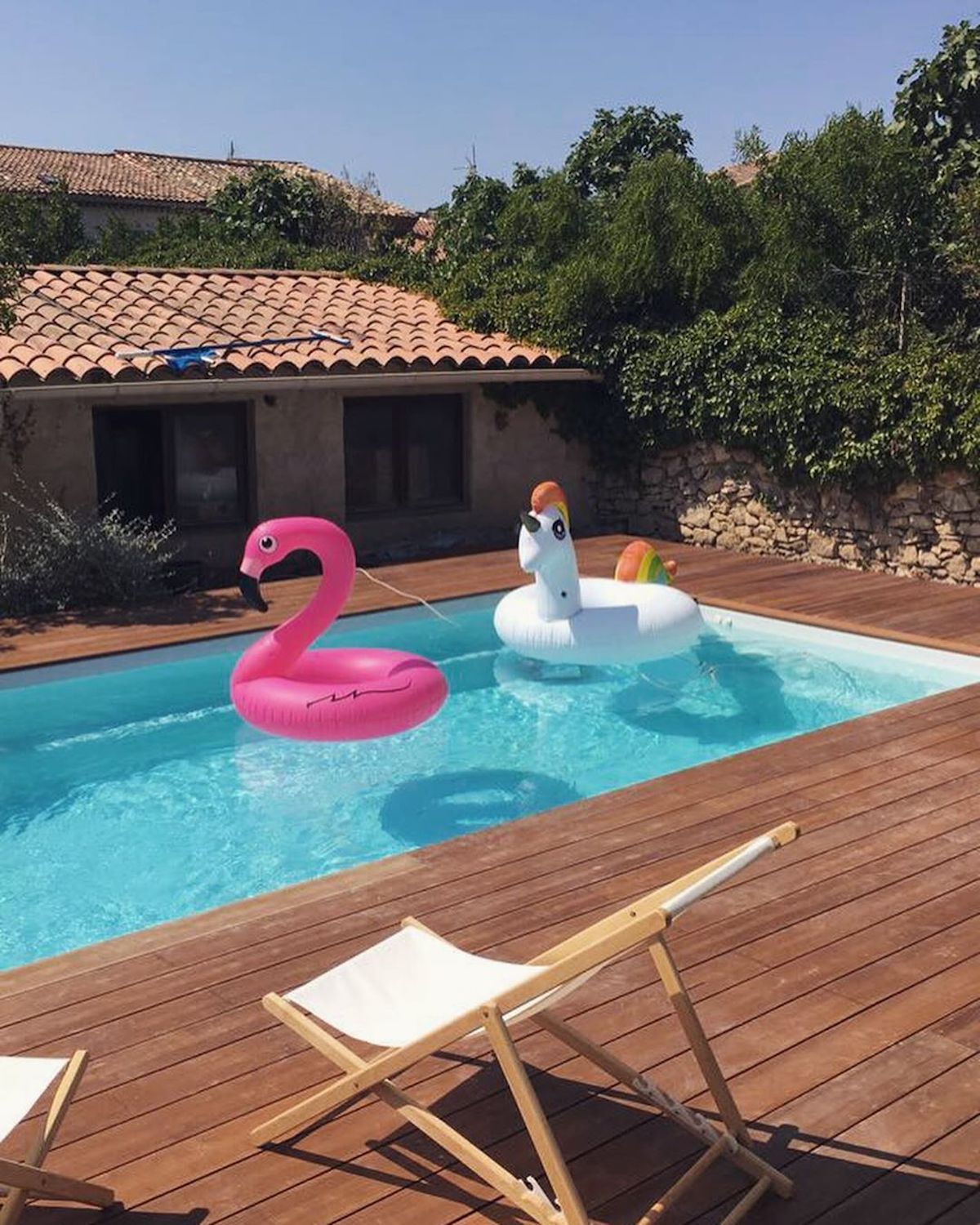 rénovation piscine terrasse bouée flamant rose licorne chaise transat
