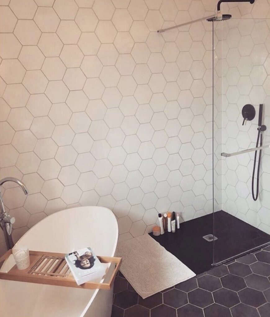 salle de bain design baignoire îlot douche italienne - blog déco - clematc