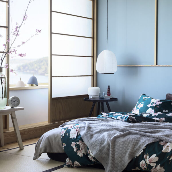 chambre déco japonaise fleurs de cerisier suspension opaque tatamis lit double