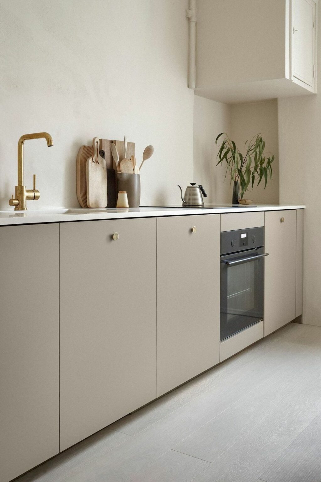 cuisine sobre minimaliste couleur chanvre robinet laiton décoration plante verte
