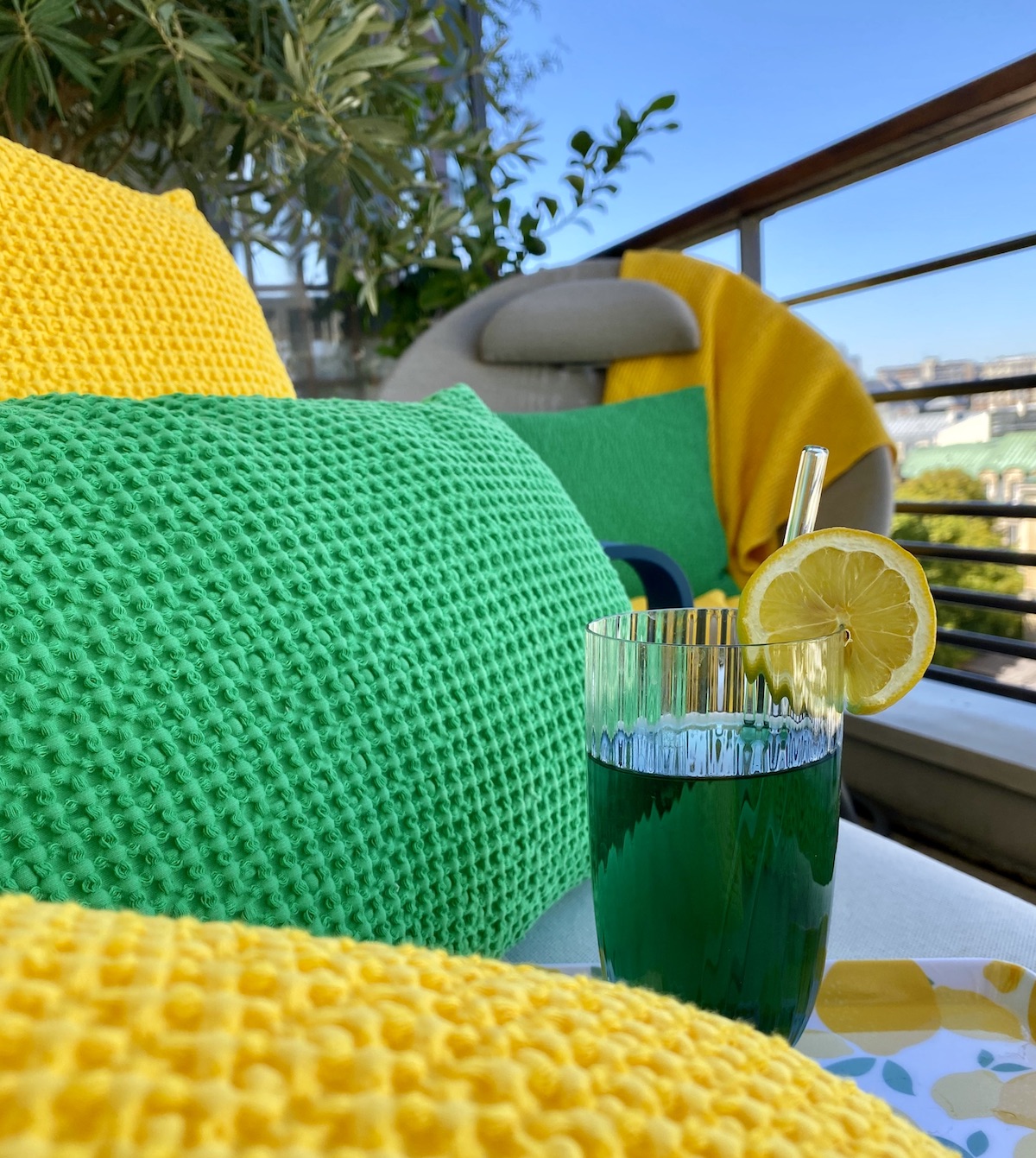 idée déco terrasse colorée jaune vert cocktail été - clem around the corner