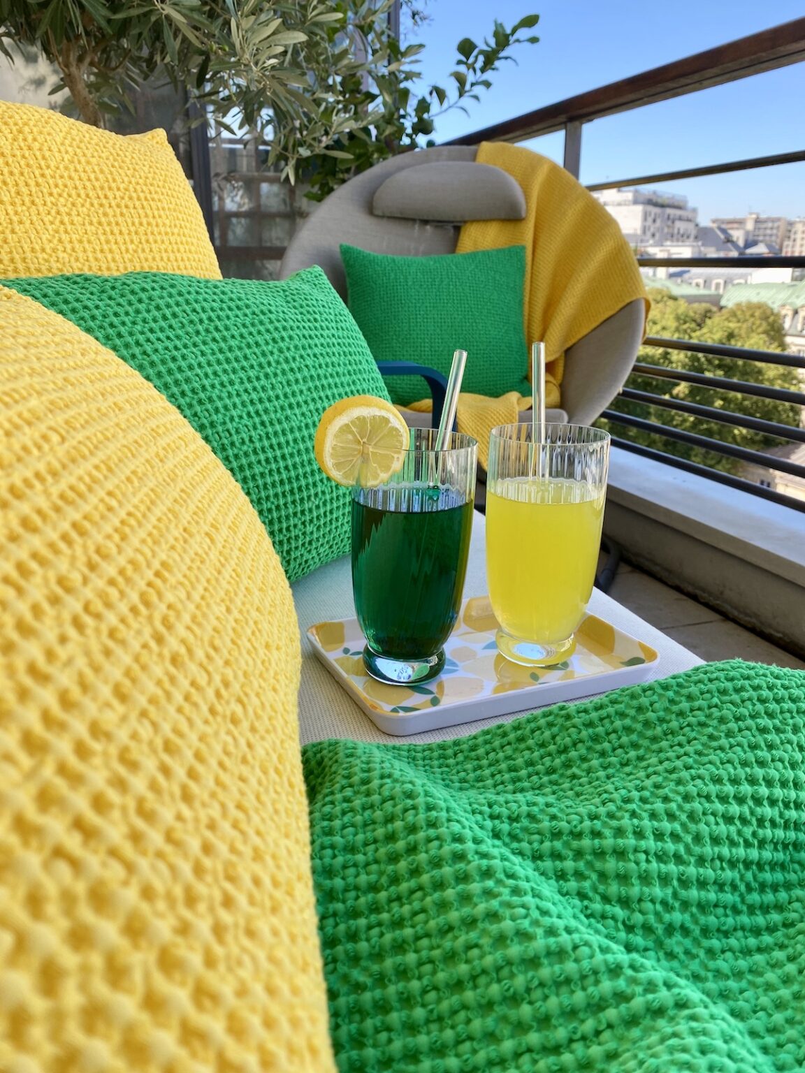 idée déco terrasse colorée verte jaune bleue Vivaraise - blog clem around the corner