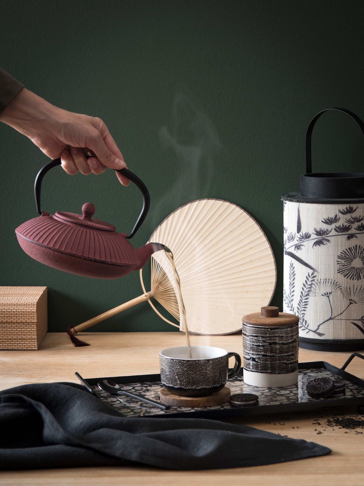 service à thé japonais rouge terracotta éventail en papier rond idée décoration intérieure