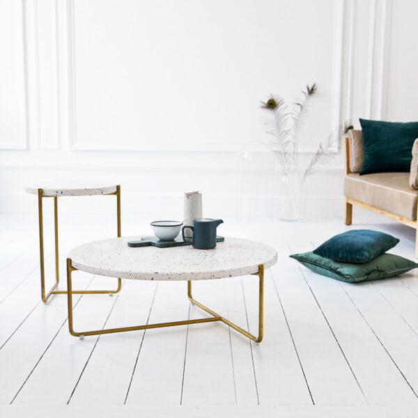 table basse ronde pieds laiton design moderne déco intérieure salon sol parquet bois lamé coussin velours vert