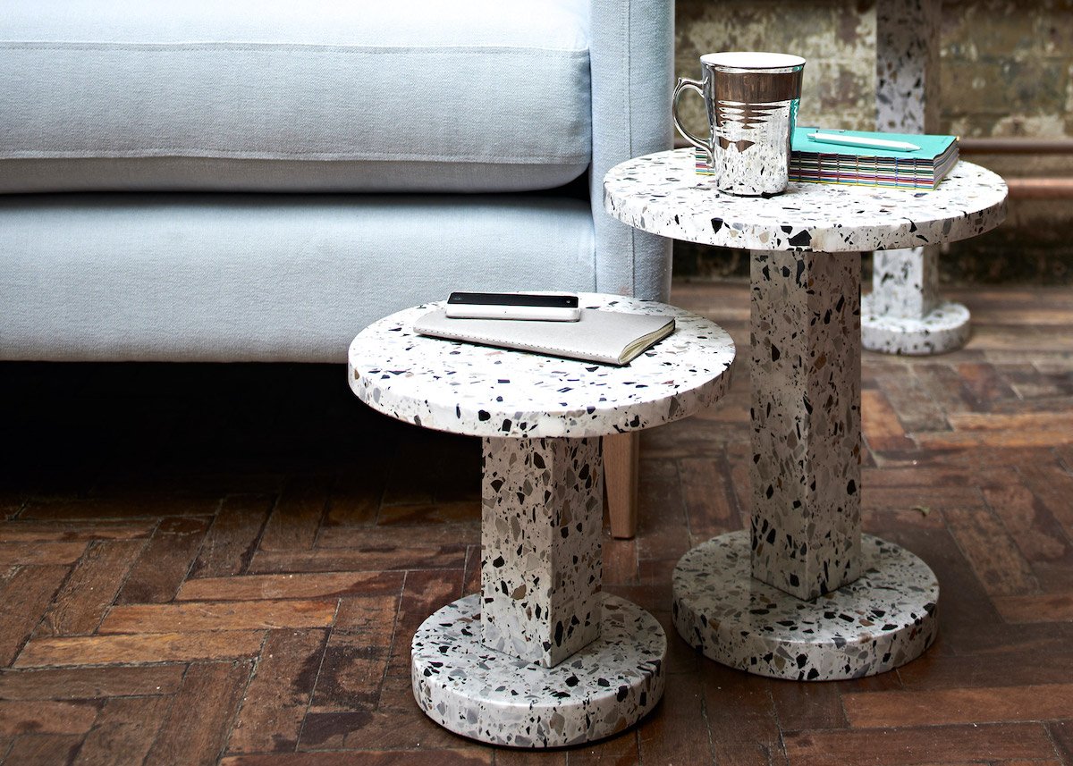 table granito terrazzo rond déco intérieure salon parquet bois chevron