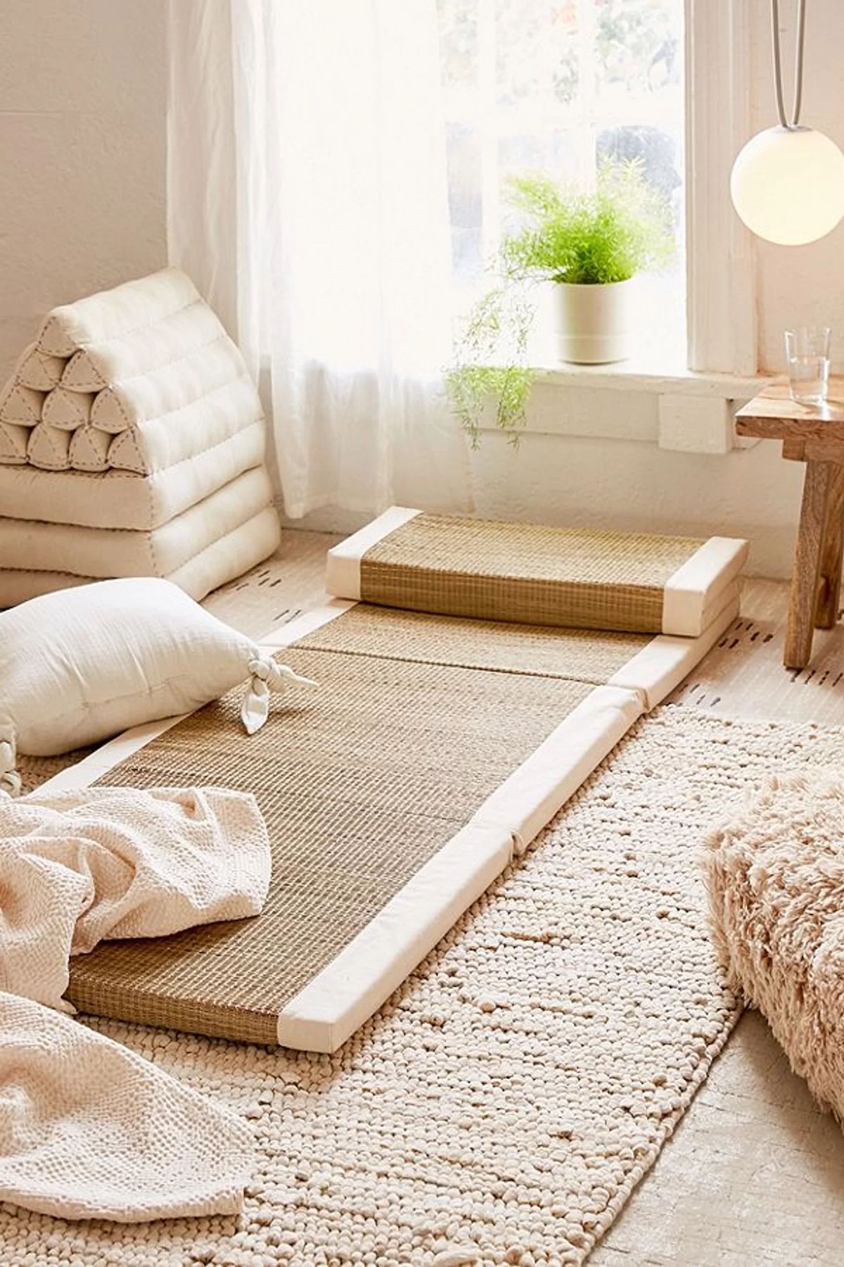 tapis de sol fibre naturelle coussin blanc écru suspension lampe opaque chambre lumineuse