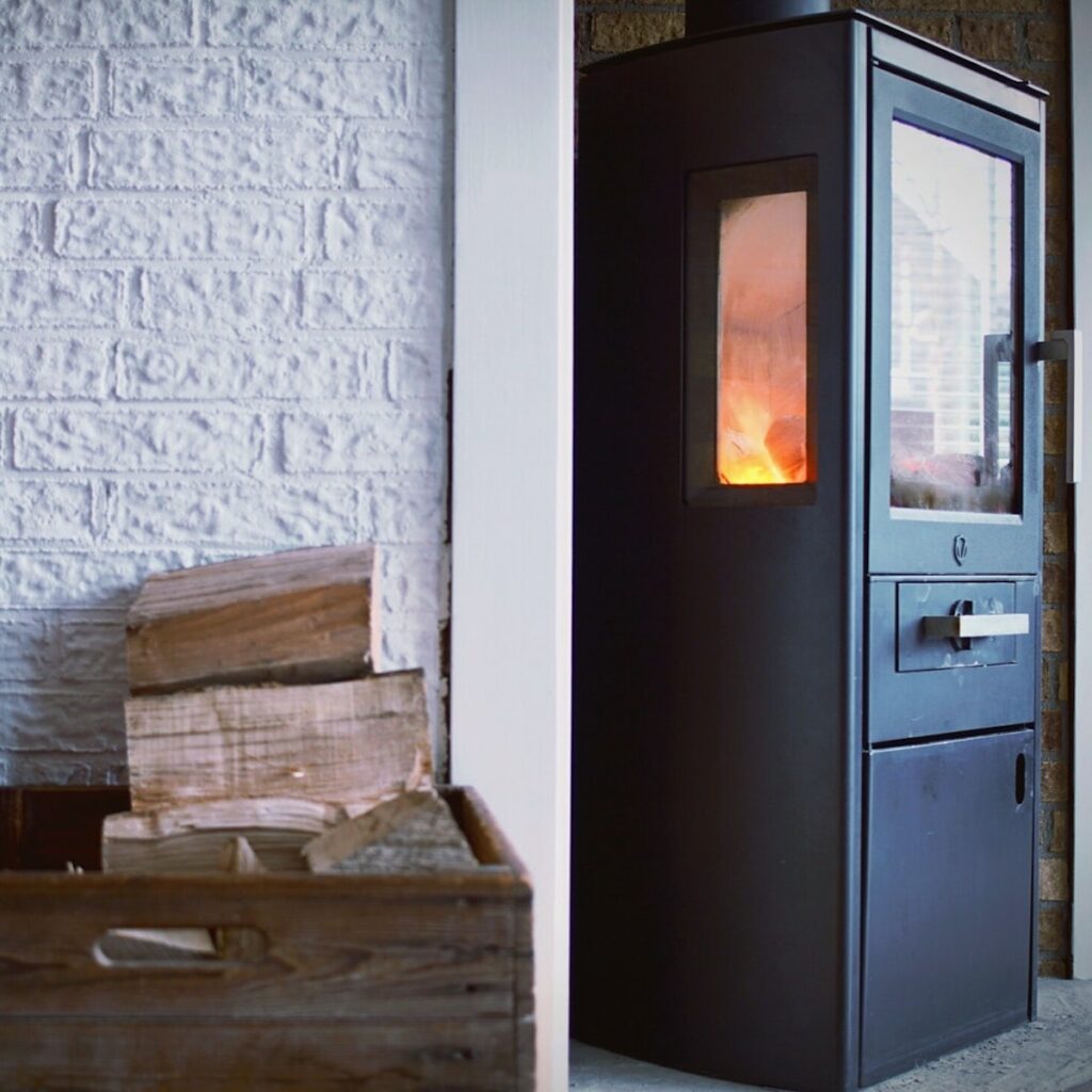 wood stove poêle bois ou granule bûches cagette - blog déco - clematc