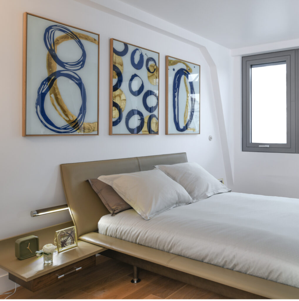 8 campagne première chambre lit cuir beige design rétro