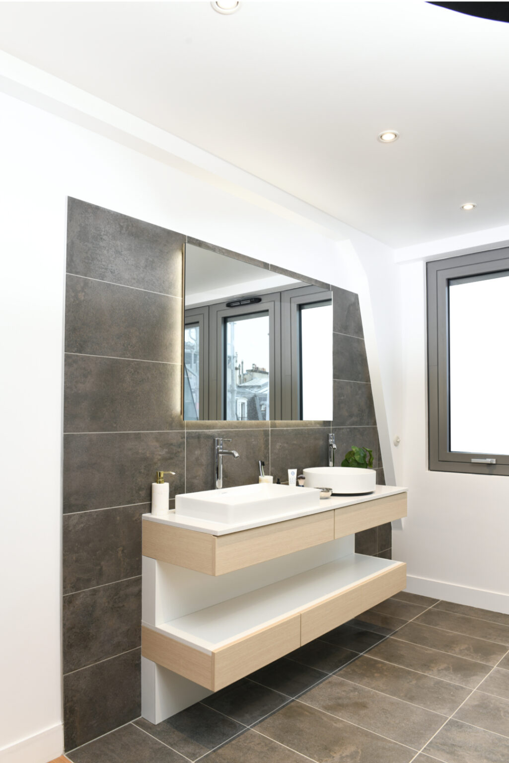 8 campagne première salle de bains grise bois