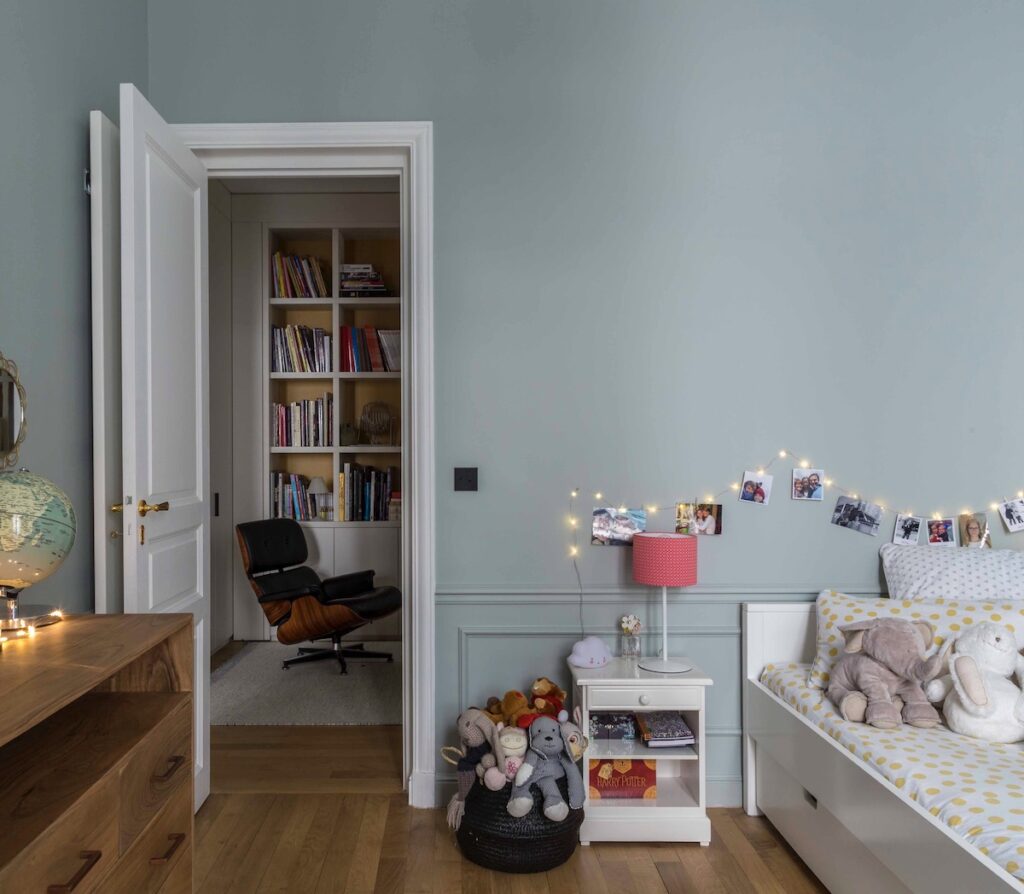 agence Véronique Cotrel Paris chambre enfant bleu gris haussmann